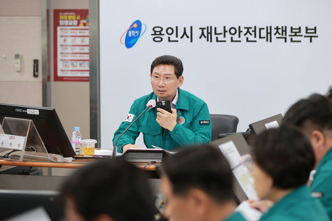 이상일 용인특례시장이 지난해 9월 7일 시청 재난안전상황실에서 재난대응회의를 주관하고 있다.