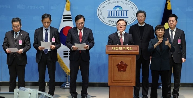 이동근 한국경영자총협회 상근부회장이 23일 오전 서울 여의도 국회에서 열린 '중대재해처벌법 50인미만 사업장 적용 유예 촉구' 경제 5단체 공동 성명 발표 기자회견에서 발언하고 있다. 이날 기자회견에는 홍석준 국민의힘 의원, 강석구 대한상공회의소 상무, 김고현 무역협회 전무, 김창범 한국경제인협회 상근부회장, 박양균 한국중견기업연합회 본부장 등이 참석했다.(사진=뉴시스 제공)
