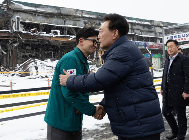  윤석열 대통령이 23일 오후 충남 서천군 서천수산물특화시장 화재 현장을 찾아 피해 상황을 점검하기 앞서 한동훈 국민의힘 비상대책위원장을 만나 악수하고 있다.(사진=대통령실 제공) 