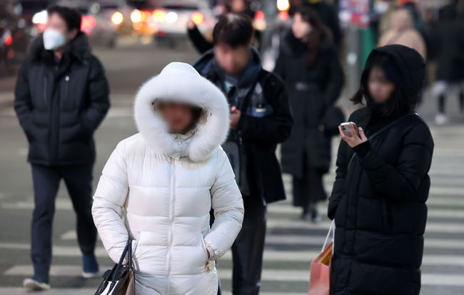한파가 이어진 24일 저녁 서울 중구 명동 퇴근길 모습.(사진=뉴시스 제공)