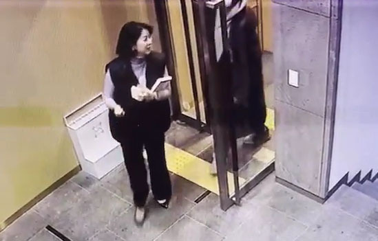 배현진 국민의힘 의원이 25일 오후 5시쯤 서울 강남구 청담동 거리에서 모 중학생으로부터 머리를 가격당해 순천향병원으로 옮겨져 수술을 받았다. 사진은 배현진 의원 피습관련 CCTV 화면. (사진=배현진 의원실 제공)