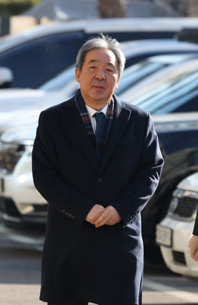 한오섭 대통령실 정무수석이 26일 배현진 국민의힘 의원을 병문안 하기위해 서울 순천향대병원으로 향하고 있다.(사진=뉴시스 제공)