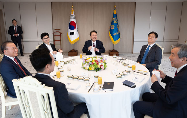 윤석열 대통령이 29일 서울 용산 대통령실 청사에서 한동훈 국민의힘 비상대책위원장, 윤재옥 원내대표와 오찬을 하고 있다. (사진=대통령실/뉴시스 제공) 