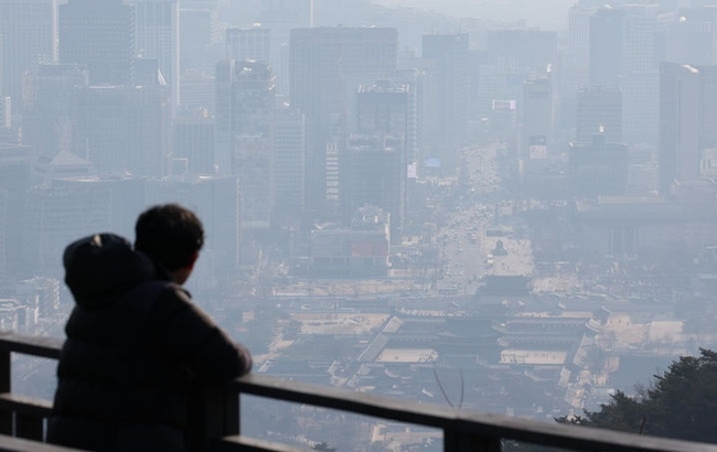 서울의 초미세먼지 농도가 나쁨 수준을 보인 지난 29일 오후 서울 종로구 북악산에서 바라본 도심이 뿌옇게 흐리다. (사진=뉴시스 제공)