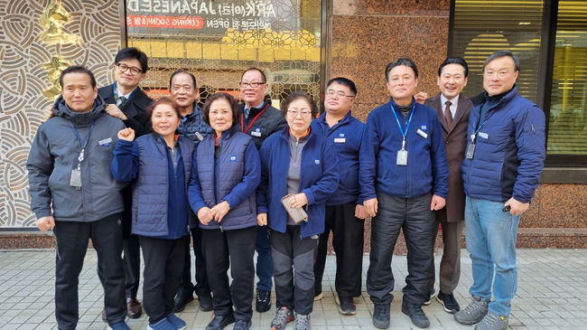 한동훈 국민의힘 비상대책위원장이 30일 서울 여의도 한 식당에서 당사에서 일하는 청소원, 경비원, 건물관리인 등과 함께 비공개 오찬을 가졌다. (사진=국민의힘 제공)