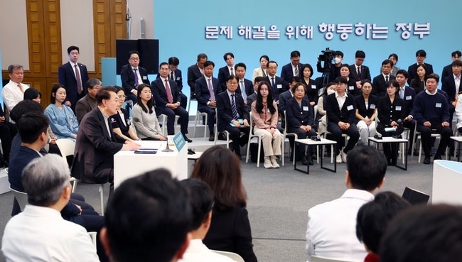 윤석열 대통령이 1일 경기 성남 분당서울대학교병원에서 생명과 지역을 살리는 의료개혁 주제로 열린 여덟 번째 국민과 함께하는 민생토론회에서 발언하고 있다. (사진=뉴시스 제공)