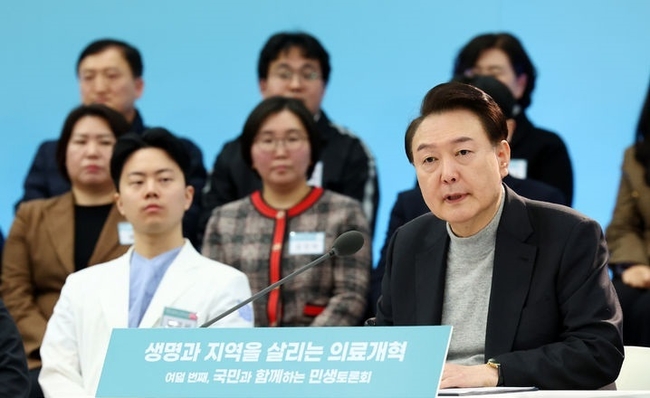 윤석열 대통령이 1일 경기 성남 분당서울대학교병원에서 생명과 지역을 살리는 의료개혁 주제로 열린 여덟 번째 국민과 함께하는 민생토론회에서 조규홍 보건복지부 장관의 '의료인력 확충, 지역의료 강화, 의료사고 안전망 구축, 보상체계 공정성 제고' 등 4대 정책 패키지 세부 방안에 대한 발표를 듣고 있다. (사진=뉴시스 제공)