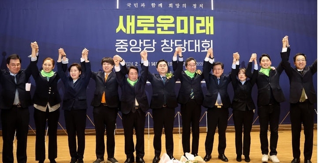  이낙연, 김종민 새로운미래 공동대표가 4일 오후 서울 여의도 국회에서 열린 미래대연합과 새로운미래 공동 창당대회에서 기념촬영을 하고 있다. 왼쪽 세번째부터 양향자 개혁신당 원내대표, 이준석 개혁신당 대표, 이석현 새로운미래 공동창당준비위원장, 김종민 대표, 이낙연 대표. (사진=뉴시스 제공)
