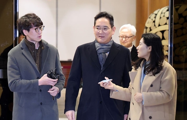 이재용 삼성전자 회장이 네덜란드 방문을 마치고 지난해 12월15일 오전 서울 강서구 서울김포비즈니스항공센터를 통해 귀국하고 있다. (사진=뉴시스 제공)