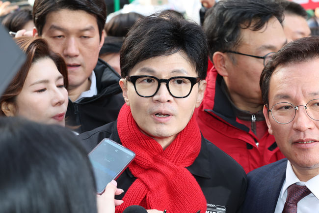 한동훈 국민의힘 비상대책위원장이 2일 오후 경기 구리전통시장을 방문한 뒤 취재진 질문에 답하고 있다