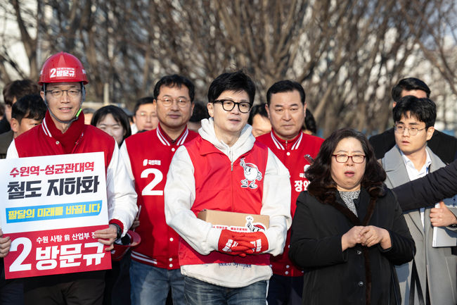 한동훈 국민의힘 비상대책위원장이 지난달 31일 경기 수원시 천천동보도육교에서 지역 주민과 동행하며 애로 사항을 청취하고 있다