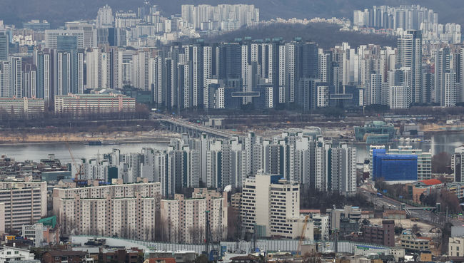 서울 아파트 매매가격 하락세는 7주 연속 이어지고 있다. ‘전국 주간 아파트 가격 동향’에 따르면 1월 셋째주(15일 기준) 서울 아파트 매매가격은 0.06% 하락했다. 사진은 지난달 21일 서울 중구 남산에서 도심 아파트의 모습.
