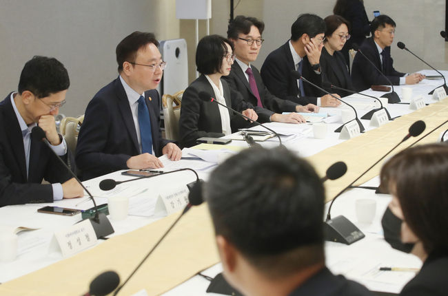 보건의료정책심의위원회 위원장인 조규홍 보건복지부 장관이 지난해 11월 1일 오전 서울 종로구 정부서울청사에서 열린 2023년 제2차 보건의료정책심의위원회에 참석해 발언하고 있다.(사진=뉴시스 제공)