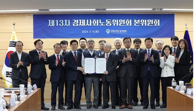 = 6일 서울 종로구 경제사회노동위원회에서 열린 제13차 경사노위 본위원회에서 김문수 경사노위 위원장, 김동명 한국노총 위원장, 손경식 경총 회장 등 참석자들이 '지속가능한 일자리와 미래세대를 위한 사회적 대화의 원칙과 방향'에 대한 선언문에 서명한 뒤 기념촬영을 하고 있다.(사진=뉴시스 제공)