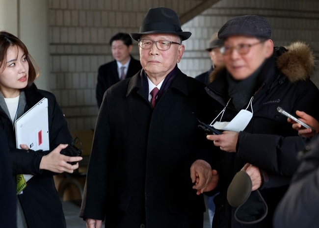 김기춘 전 대통령 비서실장이 지난 1월24일 서울 서초구 서울고등법원에서 열린 파기환송심에서 징역 2년을 선고받은 후 법정을 나서고 있다. 함께 기소된 조윤선 전 문화체육관광부 장관은 징역 1년 2개월을 선고받았다.(사진=뉴시스 제공)