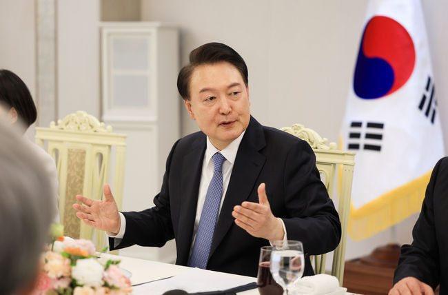 윤석열 대통령이 6일 서울 용산 대통령실 청사에서 열린 경제사회노동위원회 위원 격려 오찬에서 발언하고 있다. (사진=대통령실/뉴시스 제공) 