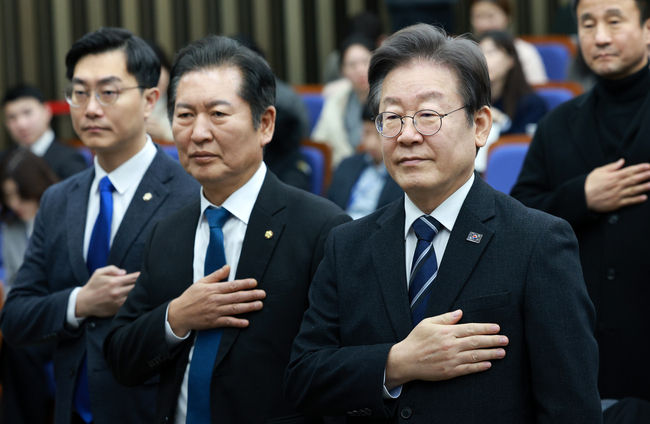 이재명 더불어민주당 대표, 정청래 최고위원 등 참석 의원들이 6일 오후 서울 여의도 국회에서 열린 의원총회에서 국민의례를 하고 있다. (사진=뉴시스 제공)