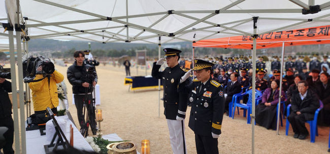 지난 3일 오후 대전 유성구 국립대전현충원에서 거행된 경북 문경 화재 현장에서 순직한 두 청년 소방관 김수광 소방장과 박수훈 소방교의 안장식에서 남화영 소방청장이 경례하고 있다. (사진=소방청 제공) 