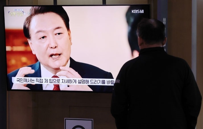 7일 오후 서울 중구 서울역 대합실에서 시민들이 윤석열 대통령의 KBS 신년 대담 방송을 시청하고 있다.(사진=뉴시스 제공)