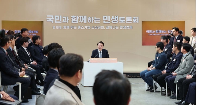 윤석열 대통령이 8일 서울 성동구 레이어57에서 '중소기업·소상공인, 살맛나는 민생경제'를 주제로 열린 열 번째 국민과 함께하는 민생토론회에서 발언하고 있다.(사진=뉴시스 제공)
