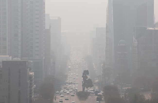 서울에 초미세먼지 주의보가 발령된 1일 오전 서울 서초구 서초역 반포대로 일대가 뿌옇다.(사진=뉴시스 제공)