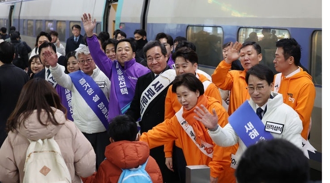 새로운미래 이낙연, 김종민 공동대표, 이준석 개혁신당 대표, 무소속(원칙과상식) 이원욱, 조응천 의원, 금태섭 새로운선택 공동대표 및 관계자들이 설 연휴 첫날인 9일 서울 용산역에서 합동 인사를 하고 있다. (사진=뉴시스 제공)