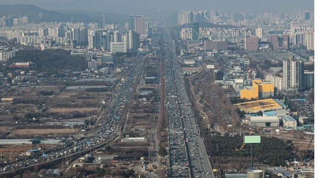 설 명절 연휴를 하루 앞둔 지난 8일 오후 경기 용인시 경부고속도로 신갈분기점 인근에서 경찰 헬기가 교통상황을 점검하고 있다. (취재협조:경기북부경찰청 항공대 장도현 경위)