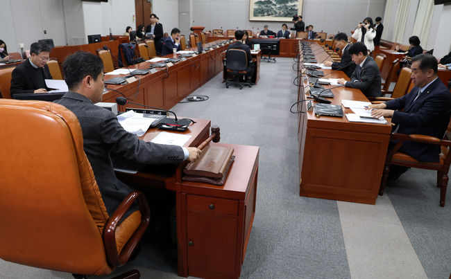 김영배 국회 정치개혁특별위원회 법안심사제1소위원장이 지난해 12월 4일 국회에서 열린 법안심사제1소위원회에서 개회를 선언하며 의사봉을 두드리고 있다.(사진=뉴시스 제공)