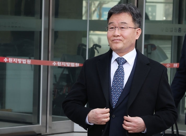  대장동 개발 사업을 도와달라며 성남시의회 의장에게 청탁하고 뇌물을 공여한 혐의를 받는 화천대유 대주주 김만배 씨가 1심에서 징역 2년6월을 선고 받은 후 법원을 나서고 있다.(사진=뉴시스 제공)