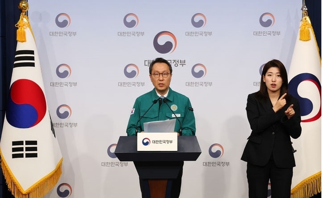 박민수 중앙사고수습본부 부본부장이 15일 오전 서울 종로구 정부서울청사 별관에서 의사 집단행동 중앙사고수습본부 정례 브리핑을 하고 있다.(사진=뉴시스 제공)