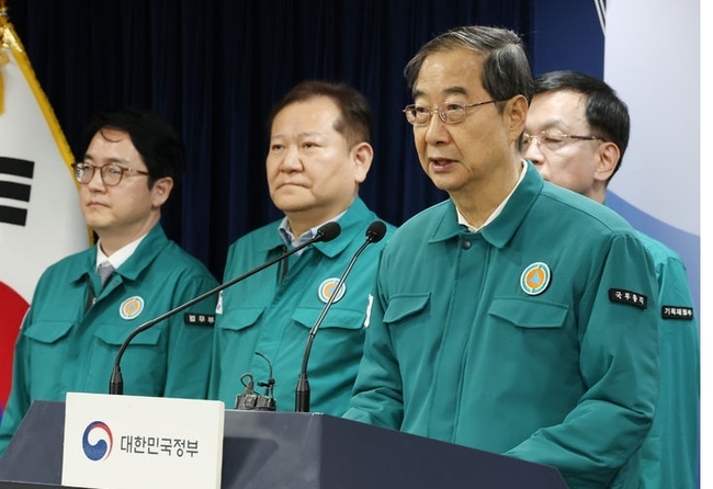 한덕수 국무총리가 18일 서울 종로구 정부서울청사에서 '의사집단행동 관련 대국민 담화' 발표를 하고 있다. (사진=뉴시스 제공)
