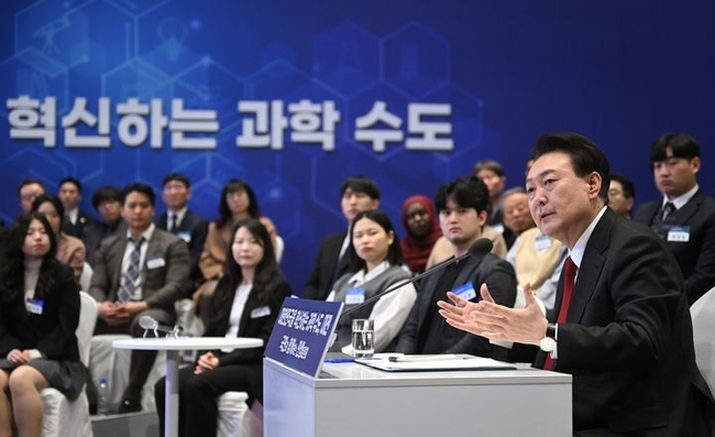 윤석열 대통령이 지난 16일 대전 유성구 ICC호텔에서 대한민국을 혁신하는 과학수도 대전을 주제로 열린 열두번째 민생토론회에서 마무리발언하고 있다. (사진=대통령실 제공)