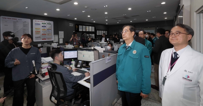 한덕수 국무총리가 19일 서울 중구 국립중앙의료원을 찾아 전공의 집단 의료 거부와 관련해 비상진료 대응상황을 점검하고 있다.(사진=뉴시스 제공)