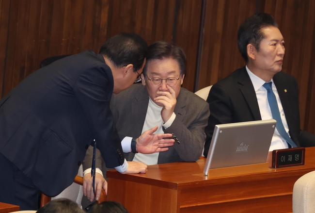 이재명 더불어민주당 원내대표가 20일 오전 서울 여의도 국회에서 열린 제413회 국회(임시회) 제2차 본회의에서 박홍근 민주연합추진단장과 대화를 나누고 있다.(사진=뉴시스 제공)