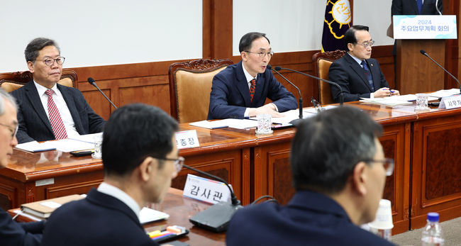 김필곤 중앙선거관리위원회 상임위원이 1월 17일 경기도 과천시 중앙선거관리위원회에서 열린 ‘2024 주요업무계획 회의를 주재하고 있다