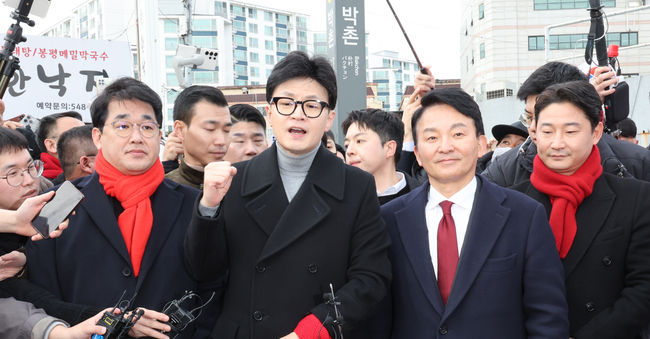 한동훈 국민의힘 비상대책위원장이 23일 인천 계양구 박촌역을 찾아 원희룡 계양을 후보 지지발언을 하고 있다.