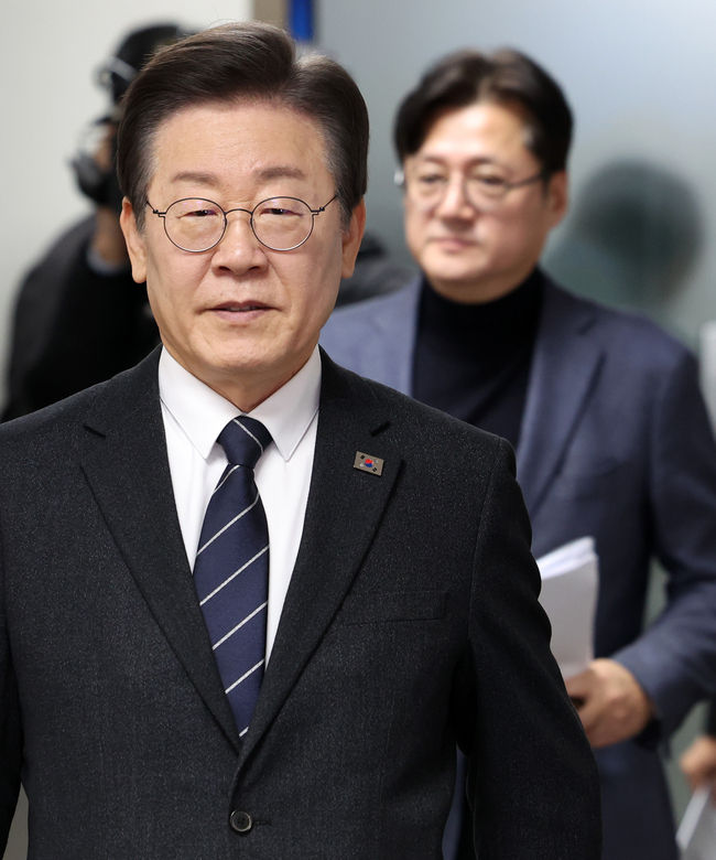 이재명 더불어민주당 대표와 홍익표 원내대표가 23일 서울 영등포구 중앙당사에서 열린 최고위원회의에 참석하고 있다
