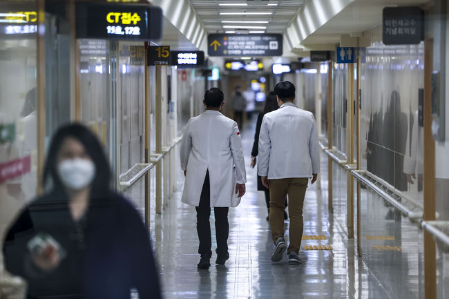 서울 빅5 대학병원(서울대·세브란스·삼성서울·서울아산·서울성모병원) 전공의들이 사직서를 제출하고 20일 오전 6시 이후 근무를 중단하기로 결정했다. 지난 19일 서울시내 한 대학병원에서 의사들이 이동하고 있다