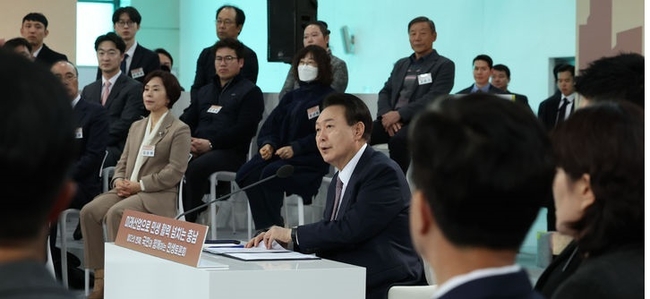 윤석열 대통령이 26일 충남 서산비행장에서 '미래산업으로 민생 활력 넘치는 충남'을 주제로 열린 열다섯 번째 국민과 함께하는 민생토론회에서 발언하고 있다.(사진=뉴시스 제공)
