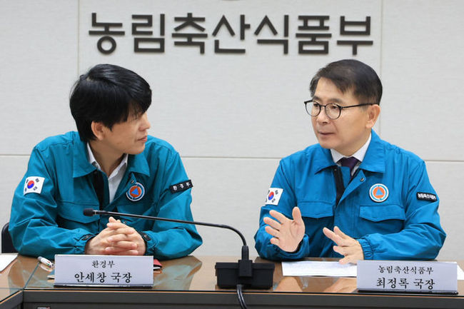 최정록 농식품부 방역정책국장(오른쪽)과 안세창 환경부 자연보전국장이 28일 세종시 정부세종청사 농식품부 아프리카돼지열병 중앙사고수습본부 회의실에서 ASF 인위적 확산 차단 대책을 논의하고 있다. (사진=농식품부 제공)