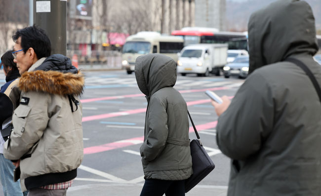 큰 일교차로 쌀쌀한 아침 날씨를 보인 28일 오전 서울 종로구 세종대로 인근에서 두터운 외투를 입은 시민들이 이동하고 있다. (사진=뉴시스 제공)