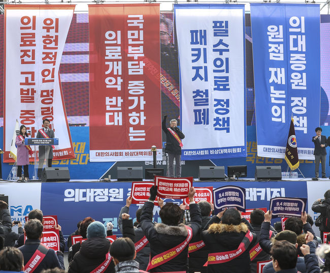 3일 서울 영등포구 여의대로 일대에서 열린 '의대정원 증원 및 필수의료 패키지 저지를 위한 전국의사 총궐기대회'에서 참가자들이 퍼포먼스를 하고 있다.(사진=뉴시스 제공)