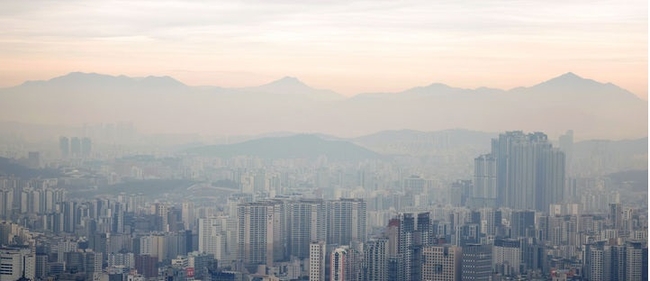 초미세먼지 농도가 한때 나쁠 것으로 예보된 지난달 18일 서울 도심이 흐린 모습을 보이고 있다.(사진=뉴시스 제공)