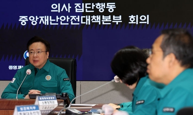 조규홍 중앙재난안전대책본부 제1차장이 4일 오전 서울 종로구 정부서울청사에서 열린 의사 집단행동 중대본 회의에 참석해 발언하고 있다. (사진=뉴시스 제공)