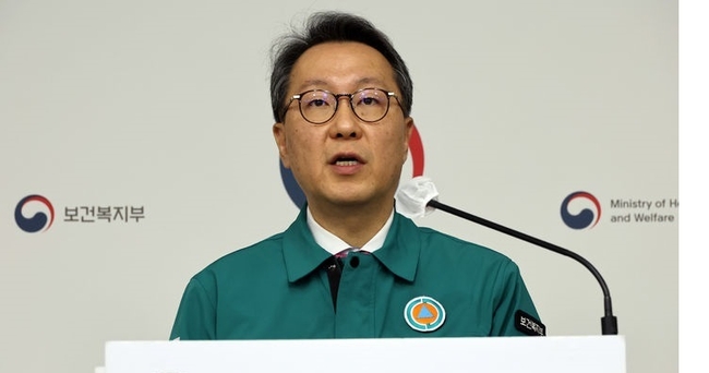박민수 중앙재난안전대책본부 제1총괄조정관(보건복지부 제2차관)이 5일 세종시 정부세종청사에서 열린 의사 집단행동 중대본 브리핑에서 주요 100개 수련병원에 대한 점검 결과 등을 발표하고 있다. (사진=뉴시스 제공)