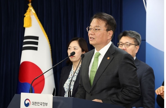  방기선 국무조정실장이 지난 4일 오후 서울 종로구 정부서울청사에서 국민과 함께하는 민생토론회 사전 브리핑을 하고 있다. (사진=뉴시스 제공)