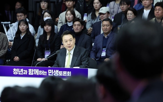 윤석열 대통령이 5일 경기 광명시 아이벡스스튜디오에서 '청년의 힘으로! 도약하는 대한민국!'을 주제로 열린 열일곱 번째 국민과 함께하는 민생토론회에서 발언하고 있다. 