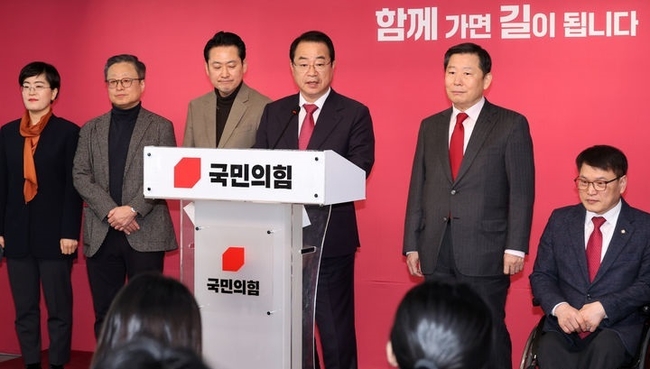 정영환 국민의힘 공천관리위원장이 지난 1일 오후 서울 영등포구 중앙당사에서 제3차 경선 지역 결과 발표를 마친 후 취재진의 질문에 답하고 있다.(사진=뉴시스 제공)