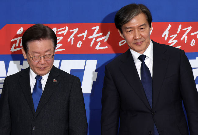 이재명 더불어민주당 대표와 조국 조국혁신당 대표가 5일 오전 서울 여의도 국회에 더불어민주당 당대표회의실에서 기념촬영을 마친 후 자리에 앉고 있다.(사진=뉴시스 제공)