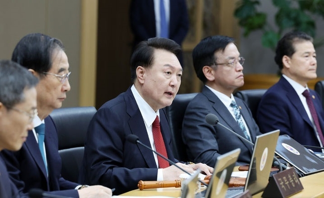 윤석열 대통령이 6일 세종 어진동 정부세종청사에서 열린 국무회의를 주재하고 있다. (사진=뉴시스 제공)